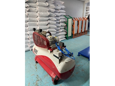 200 Liter kaum gebrauchter Kolbenkompressor - 3
