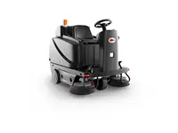 Машина для механической уборки пола с вместимостью бака 130 л и с водителем