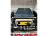 Tekli Kare-Çiçek Waffle Pişirme