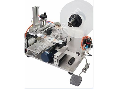 Машина для наклеивания этикеток на плоскую поверхность