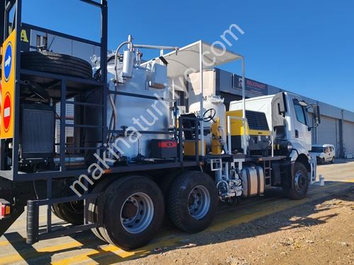 Camion De Marquage Routier En Thermoplastique