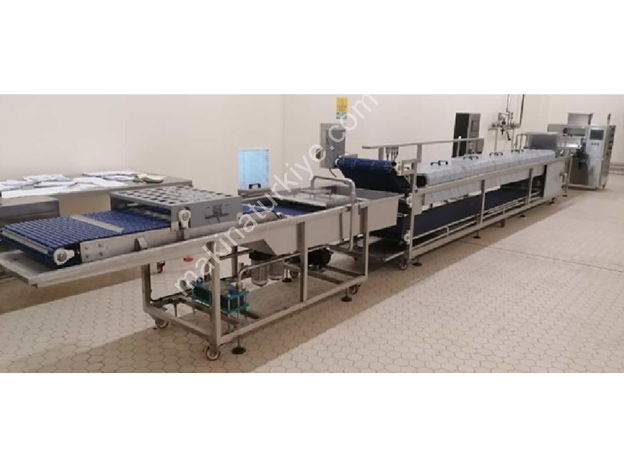 8 Saatte 1300 Tepsi Üretim 568KG / Saat 6 Metre Su Böreği Üretim Hattı Makinası