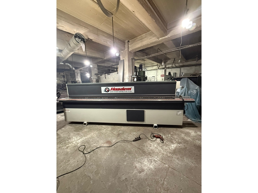 Machine à coller les bords PVC avec fraisage avant et coupe de tête et de fin