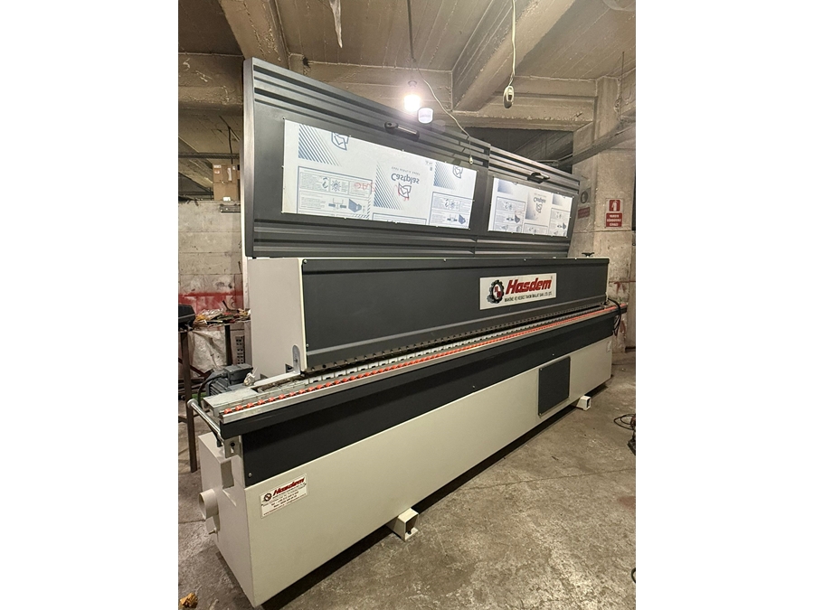 Machine à coller les bords PVC avec fraisage avant et coupe de tête et de fin