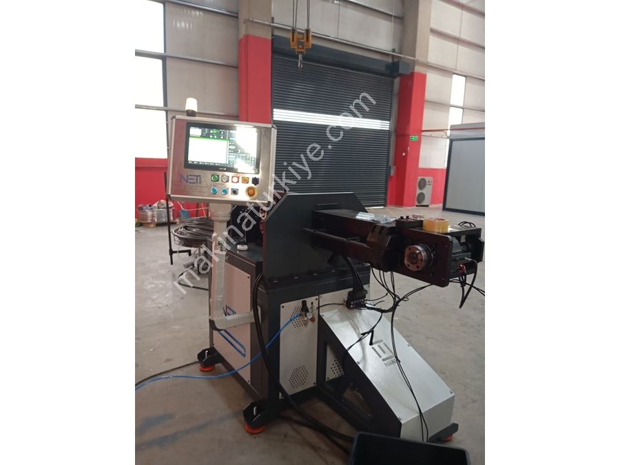 Machine de production de barres à espagnolettes