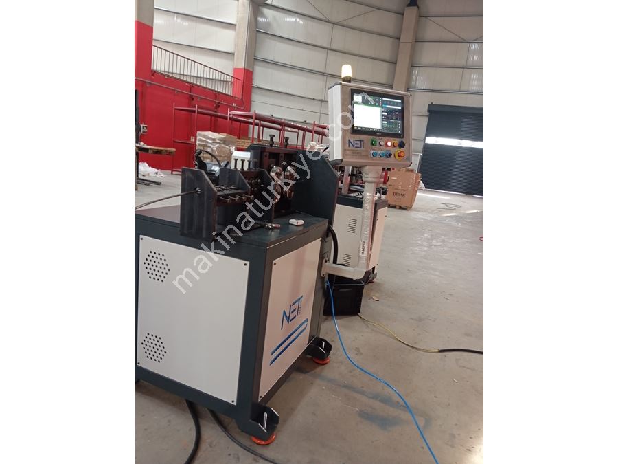 Machine de production de barres à espagnolettes
