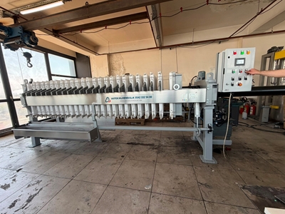 800x800 mm 20 Plakalı Tam Otomatik Zincirli ve Silkelemeli Filtre Pres