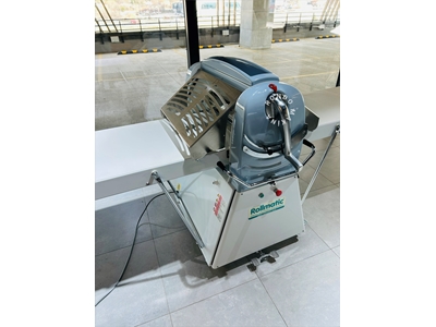 Machine professionnelle d'étalement de pâte Rollmatic pour croissants et baklavas - 1