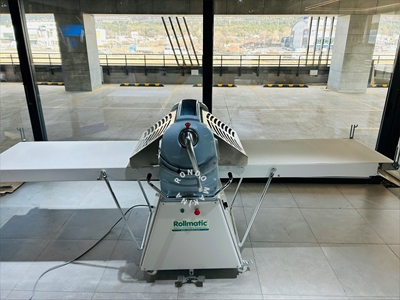 Machine professionnelle d'étalement de pâte Rollmatic pour croissants et baklavas - 2
