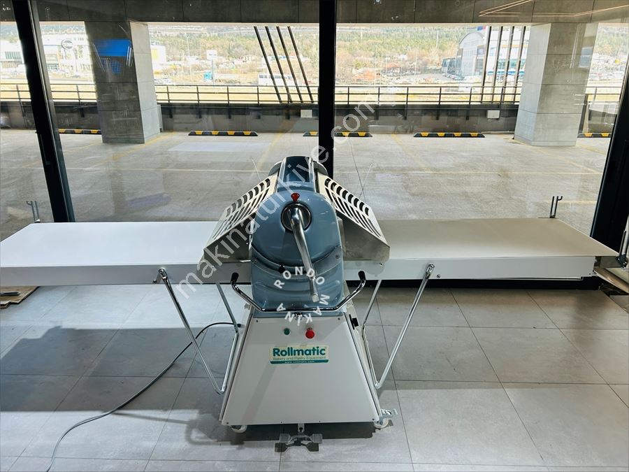 Machine professionnelle d'étalement de pâte Rollmatic pour croissants et baklavas
