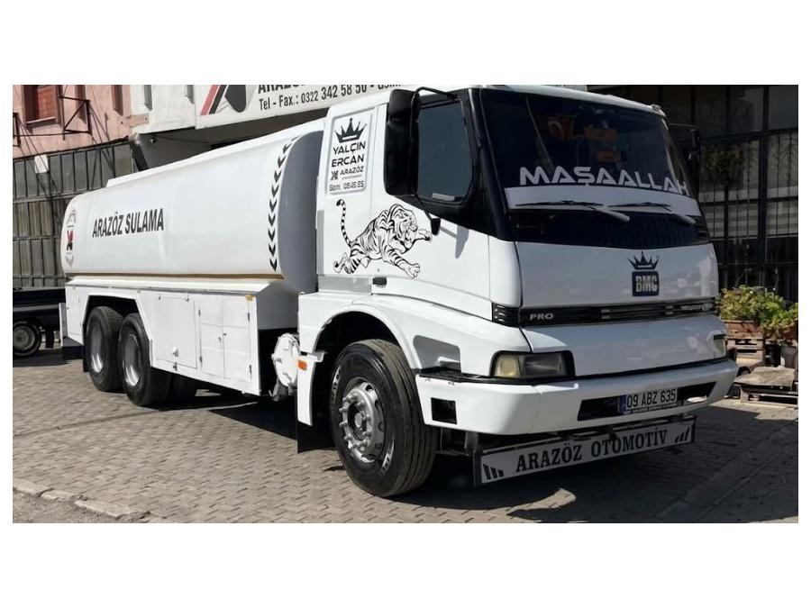 Поливочная машина с насосом для забора воды и подавления пыли