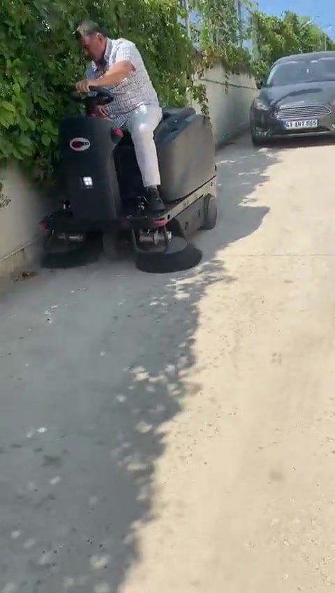 Nilfisk/Viper Ros 1300 İç Ve Dış Alan Akülü 130 Litre Süpürücü