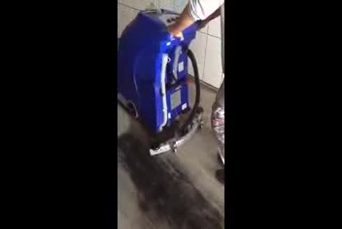 B7501 Akülü İticili Yer Yıkama Makinası 
