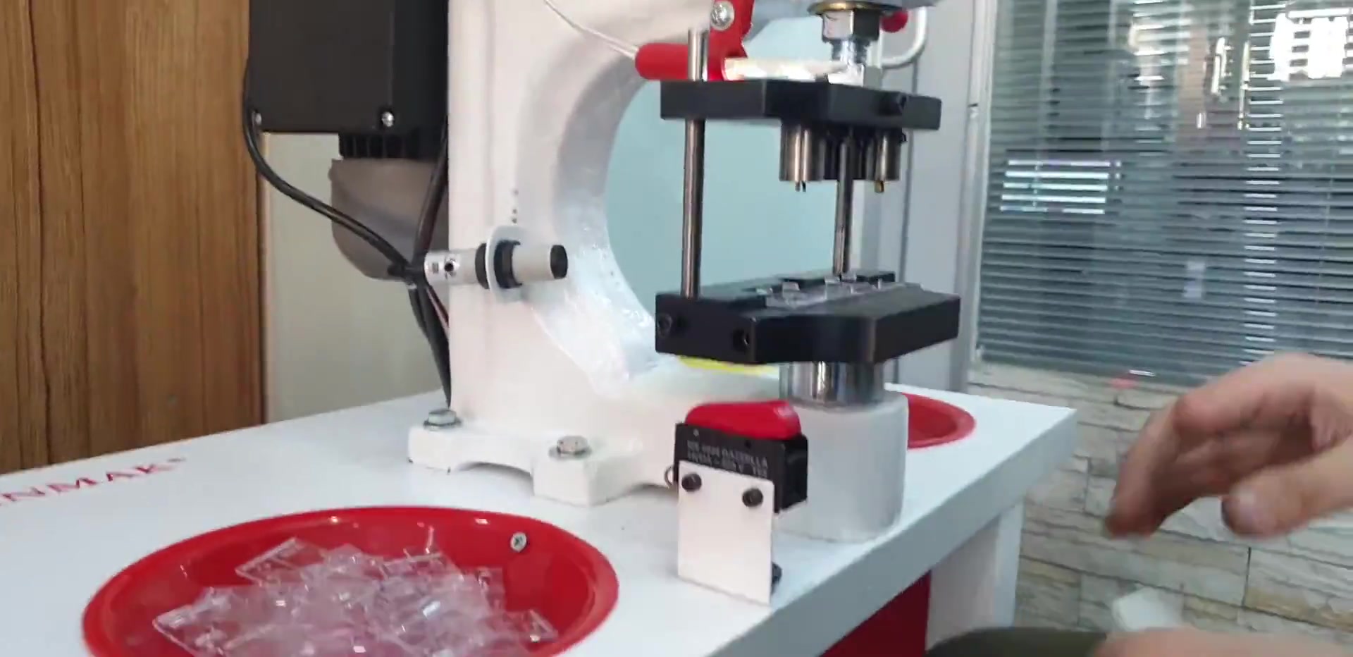  Perde askı aparatı takma makinası km500