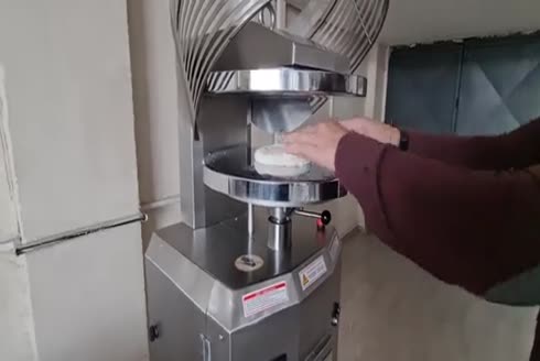 500 - 700 Pcs / Hours (40 cm) Pizza Press Machine