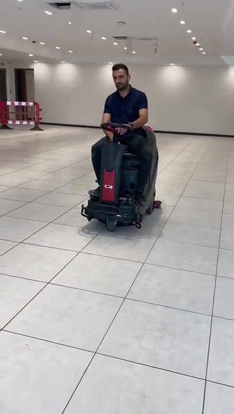 530 mm Çalışma Genişlikli Binicili Yer ve Zemin Yıkama Makinesi