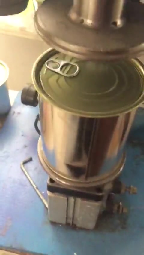 Machine de fermeture de couvercles de conserve