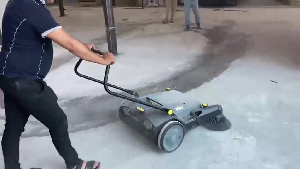 Karcher Km 70/20 Manuel Yer Süpürme Makinesi - 42 Litre